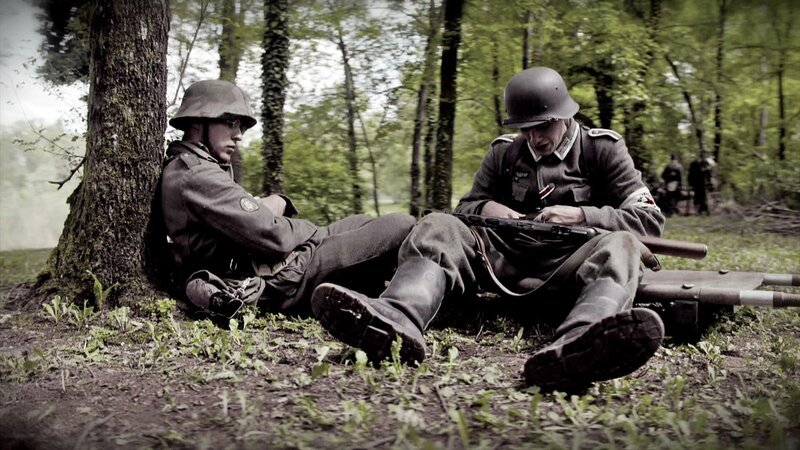 Pervitin war innerhalb der Wehrmacht weit verbreitet: Von den Frontsoldaten über Panzerverbände bis hin zu den Piloten der Luftwaffe schluckten nicht nur kleine Soldaten-Trupps die Tabletten, sondern ganze Bataillone. Schnell nutzen Soldaten Pervitin auch zur Entspannung, wie Alkohol und Zigaretten – die „Panzerschokolade“ wird für sie zur Droge. (Reenactment) – Bild: WELT