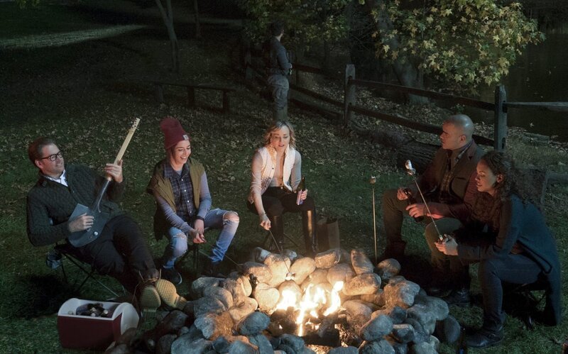 Nachdem Bull in seiner Heimatstadt Kavanaugh den Fall eines jungen Mannes annimmt, der wegen Brandstiftung vor Gericht steht, setzen er und sein Team (v.l.n.r. Michael Weatherly, Annabelle Attanasio, Geneva Carr, Chris Jackson und Jaime Lee Kirchner) alles daran, um herauszufinden, wer wirklich hinter der verheerenden Brandstiftung steckt … – Bild: 2016 CBS Broadcasting, Inc. All Rights Reserved. Lizenzbild frei