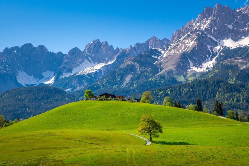 Traditionelles österreichisches Bauernhaus vor dem Wilden Kaiser, Kitzbühel, Tirol, Österreich – Bild: Shutterstock /​ auerimages