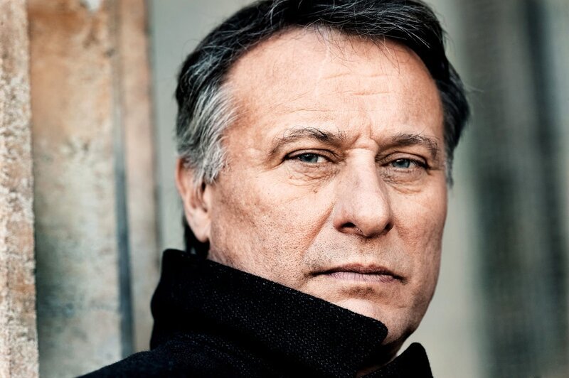 Paul Schäfer (Michael Nyqvist) – Bild: PLURIMEDIA (Rezo Film / Iris Productions / Majestic Filmproduktion / Rat Pack Filmproduktion GmbH) Paul Schäfer (Michael Nyqvist) – Bild: PLURIMEDIA (Rezo Film / Iris Productions / Majestic Filmproduktion / Rat Pack Filmproduktion GmbH)