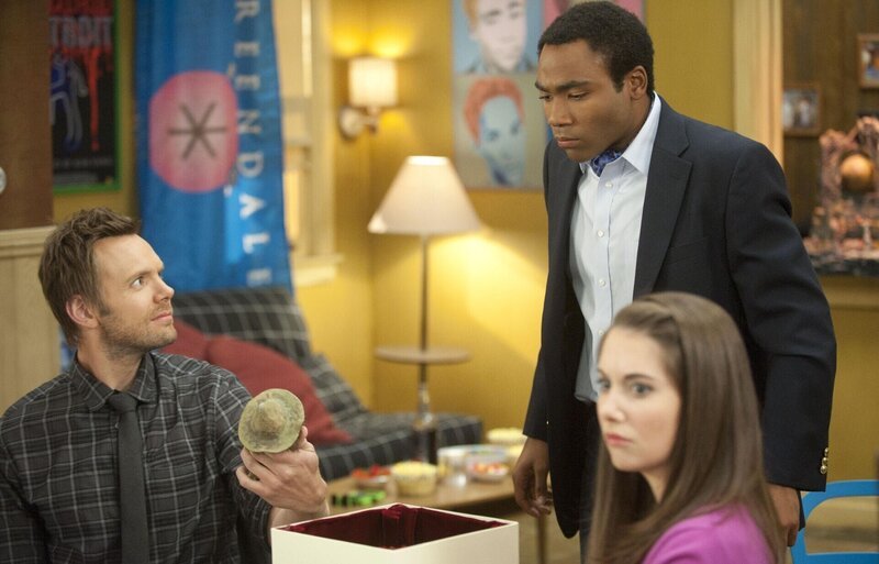 Weil der Summer kaputt ist, beschließen Troy (Donald Glover, M.) und seine Freunde (Joel McHale, l. und Alison Brie, r.), den Würfel entscheiden zu lassen, wer runtergehen und die bestellten Pizzen entgegennehmen muss … – Bild: Sony Pictures Television Inc. All Rights Reserved. Lizenzbild frei