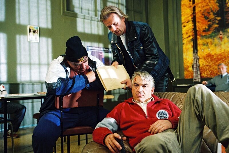 Ulf (Oliver Nägele, l.) und Knut (Axel Wandtke, M.) bitten Felix (Christoph M. Ohrt, r.) um juristischen Beistand. – Bild: SAT.1 /​ Hardy Spitz Eigenproduktionsbild frei