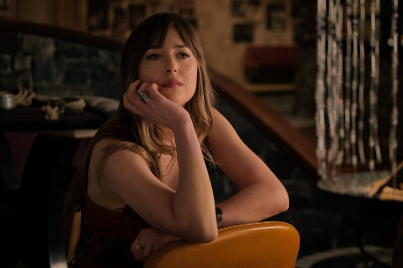 Emily Summerspring (Dakota Johnson) – Bild: Kimberley French Emily Summerspring (Dakota Johnson) – Bild: Kimberley French