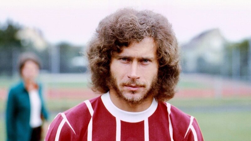 Er prägte mehr als ein Jahrzehnt lang das Spiel von Bayern München, von Real Madrid sowie der deutschen Fußball-Nationalmannschaft und sorgte oftmals auch abseits des Platzes für Kontroversen: Paul Breitner. – Bild: ZDF und Frinke