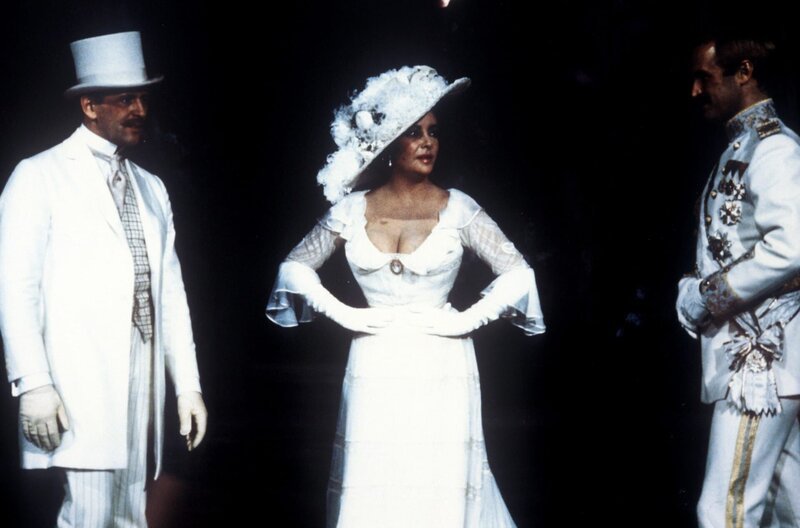 Laurence Guittard, Elizabeth Taylor, Len Cariou. – Bild: ORF