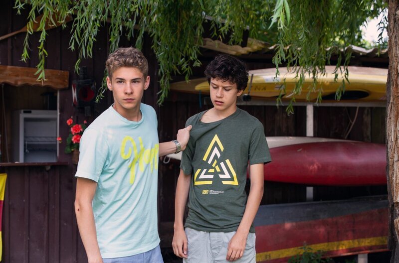 Niklas (Noah Calvin, r.) kann nicht glauben, dass sein Freund Josh (Philipp Noah Schwarz, l.) verdächtigt wird. – Bild: ARD/​Daniel Schmid