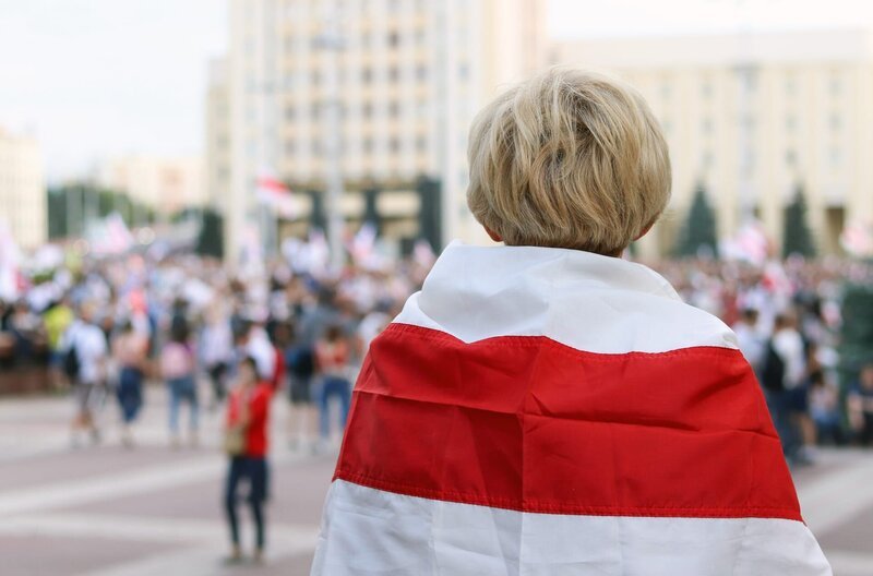 Die rot-weiße Flagge ist ein Symbol für ein Belarus ohne Lukaschenko. – Bild: Jana Shnipelson/​Unsplash /​ © Jana Shnipelson/​Unsplash
