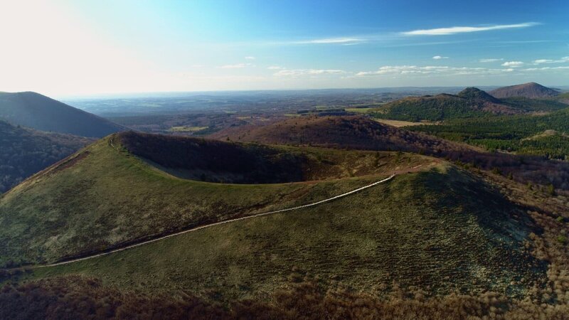 Die Chaîne des Puys in der Auvergne besteht aus mehr als 80 Vulkanen. Der letzte Ausbruch liegt circa 6.000 Jahre zurück. – Bild: ZDF und © RMC Production