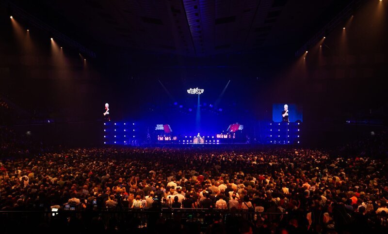 Die ausverkaufte Wiener Stadthalle beim letzen Konzert der „EAV“ – Bild: ServusTV /​ Christopher Kelemen
