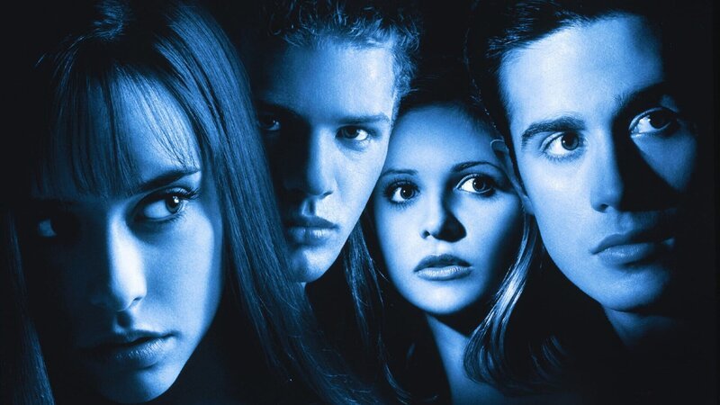 Die vier Freunde Julie (Jennifer Love Hewitt, l.), Barry (Ryan Phillipe, 2.v.l.), Helen (Sarah Michelle Gellar, 2.v.r.) und Ray (Freddie Prinze Jr., r.) verbindet ein düsteres Geheimnis. – Bild: ZDF und Jim Bridges Die vier Freunde Julie (Jennifer Love Hewitt, l.), Barry (Ryan Phillipe, 2.v.l.), Helen (Sarah Michelle Gellar, 2.v.r.) und Ray (Freddie Prinze Jr., r.) verbindet ein düsteres Geheimnis. – Bild: ZDF und Jim Bridges