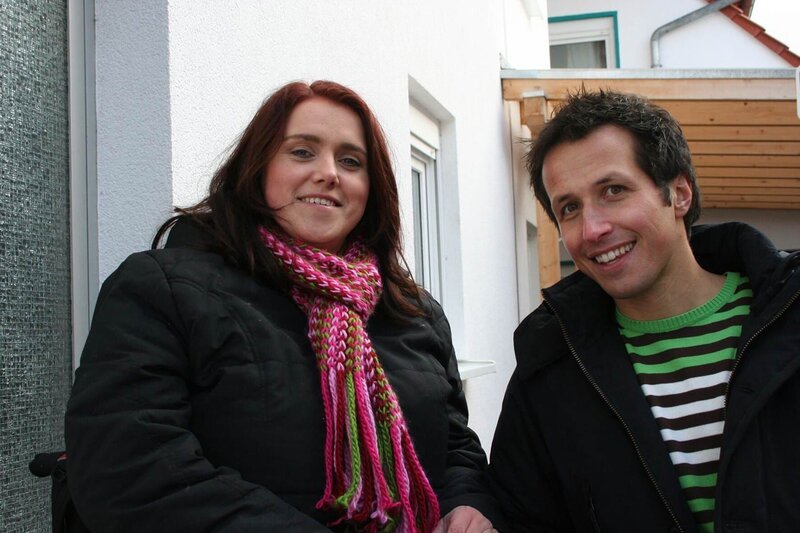 Willi ist zum Frühstück bei Manuela eingeladen ist. Obwohl sie seit einem Arbeitsunfall im Rollstuhl sitzt, schmeißt sie den Haushalt ganz alleine. – Bild: Bayerischer Rundfunk/​megaherz gmbh