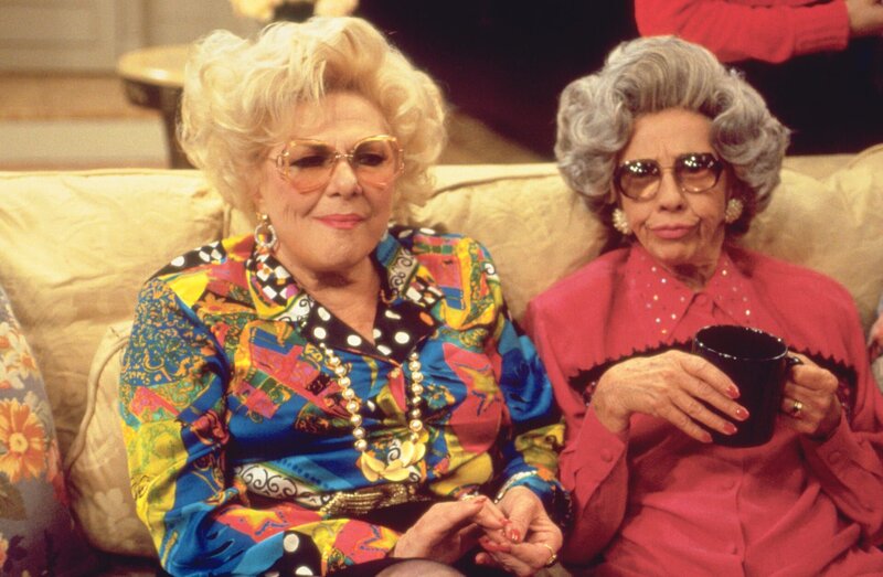 Machen Fran das Leben nicht immer leicht: Mutter Silvia Fine (Renée Taylor, l.) und Großmutter Yetta (Ann Morgan Guilbert, r.) … – Bild: Sony Pictures Entertainment