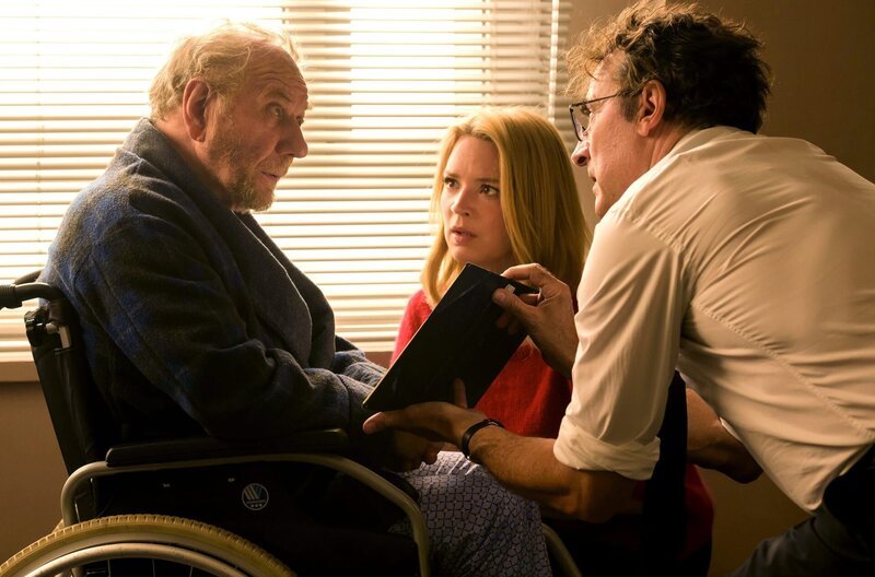Suze (Virginie Efira) und JB (Albert Dupontel) finden den Arzt Dr. Lint (Jackie Berroyer, m.), der Suzes Baby vor 28 Jahren auf die Welt geholt hat. Leider ist er inzwischen an Alzheimer erkrankt und erinnert sich an nichts. – Bild: MDR/Jérôme Prébois – ADCB Films Suze (Virginie Efira) und JB (Albert Dupontel) finden den Arzt Dr. Lint (Jackie Berroyer, m.), der Suzes Baby vor 28 Jahren auf die Welt geholt hat. Leider ist er inzwischen an Alzheimer erkrankt und erinnert sich an nichts. – Bild: MDR/Jérôme Prébois – ADCB Films