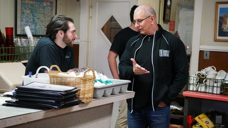 Robert Irvine (r.) – Bild: Warner Bros. Discovery
