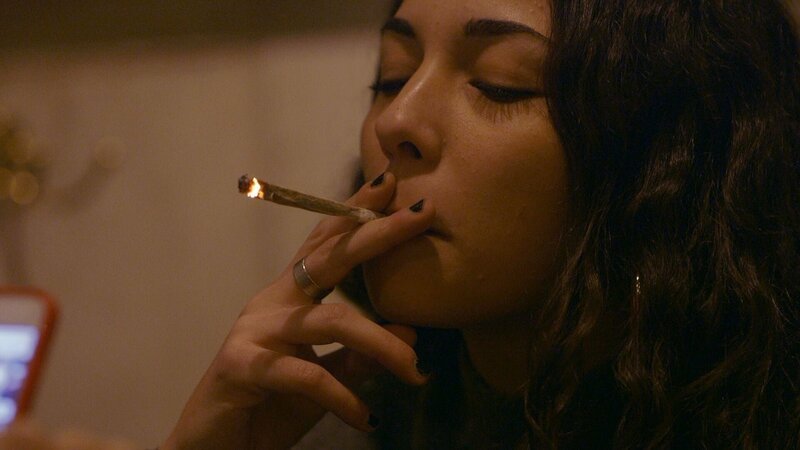 Legal, und doch ein bisschen illegal: Die Coffeeshops in Amsterdam können Haschisch zwar verkaufen, nicht jedoch selbst anbauen oder legal einkaufen. – Bild: ZDF und BBC Arabic/​Karim Shah./​BBC Arabic/​Karim Shah