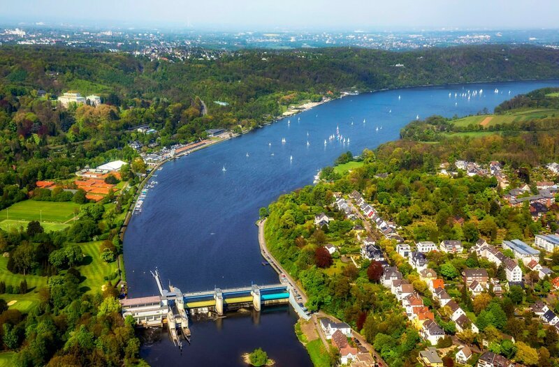 Der Baldeneysee in Essen ist einer von sechs Stauseen im Unterlauf der Ruhr. Er wurde Anfang der 1930er-Jahre zur Reinigung des Ruhrwassers als Absatzbecken für Schwebestoffe aufgestaut. Heute ist er Naherholungsgebiet und Freizeitziel. – Bild: WDR/picture alliance / blickwinkel/H. Blossey Der Baldeneysee in Essen ist einer von sechs Stauseen im Unterlauf der Ruhr. Er wurde Anfang der 1930er-Jahre zur Reinigung des Ruhrwassers als Absatzbecken für Schwebestoffe aufgestaut. Heute ist er Naherholungsgebiet und Freizeitziel. – Bild: WDR/picture alliance / blickwinkel/H. Blossey