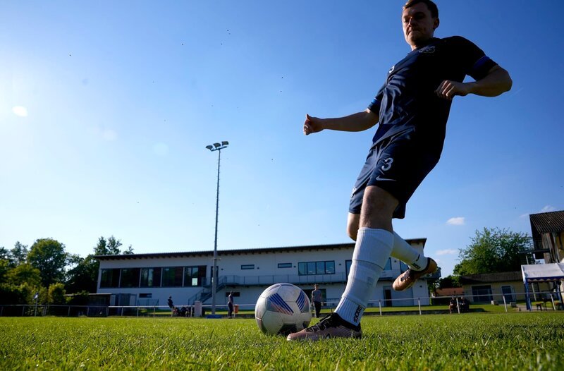 Amateurspieler des Kirchheimer SC. Weiteres Bildmaterial finden Sie unter www.br-foto.de.; BR Fernsehen BR STORY, „Angriff auf den Amateurfußball – Die Gier der Wettindustrie“, am Mittwoch (11.09.24) um 22:00 Uhr. Amateurspieler des Kirchheimer SC. Weiteres Bildmaterial finden Sie unter www.br-foto.de. © BR/​Daniel Assmann, honorarfrei – Verwendung gemäß der AGB im engen inhaltlichen, redaktionellen Zusammenhang mit genannter BR-Sendung und bei Nennung „Bild: BR/​Daniel Assmann“ (S2). BR/​Bildmanagement, Tel: 089/​5900–33133, Fax: -10585, Bildmanagement@br.de, www.br-foto.de – Bild: BR/​Daniel Assmann