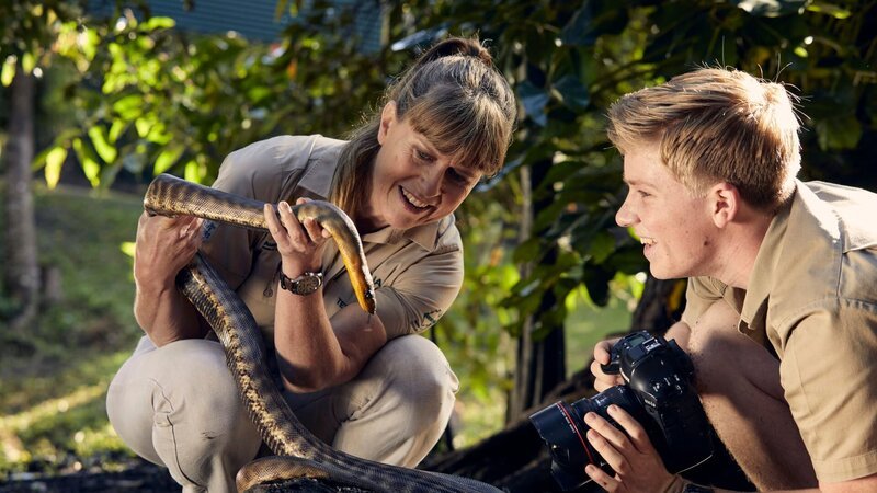 Terri and Robert Irwin with snake. – Bild: Discovery Communications, LLC/​Kevin Lynch/​Kevin Lynch