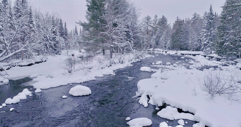 Der Hudson River fließt durch die Adirondack Mountains. – Bild: ZDF und ORF/Skyland Productions. Der Hudson River fließt durch die Adirondack Mountains. – Bild: ZDF und ORF/Skyland Productions.