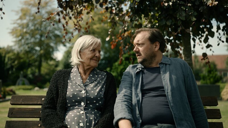 Ella 2020 (Hildegard Schmahl) und Ingwer (Charly Hübner) sitzen zusammen auf einer Bank und unterhalten sich. – Bild: ZDF und Christine Schröder. Ella 2020 (Hildegard Schmahl) und Ingwer (Charly Hübner) sitzen zusammen auf einer Bank und unterhalten sich. – Bild: ZDF und Christine Schröder.