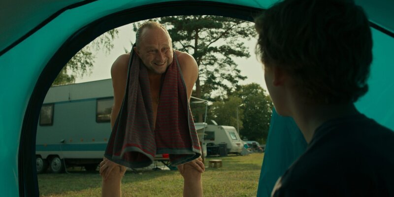 Bernard Chamodot (Benoît Poelvoorde) – Bild: 2019  Asifilms – Studiocanal – France 2 Cinéma – Scope. All rights reserved. Lizenzbild frei