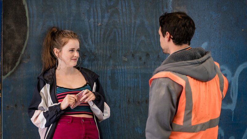 Abbie (Imogen King) und Vincent (Adam Long) nähern sich an. – Bild: ZDF und Ben Blackall./​Ben Blackall