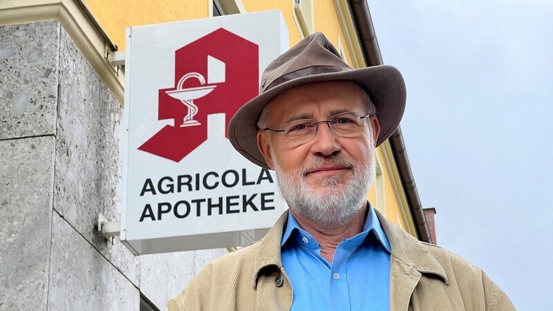 Harald Lesch auf der Suche nach den Strategien der Pharmariesen: Warum fehlen in den letzten Jahren immer mal wieder dringend benötigte Medikamente zur Therapie von Krebs- oder HIV-Erkrankungen? Aber auch Fiebersaft und Antibiotika sind für Patienten teilweise einfach nicht in den Apotheken zu bekommen. Wie kann das sein? – Bild: ZDF und Manuela Richter-Jähnig./​Manuela Richter-Jähnig