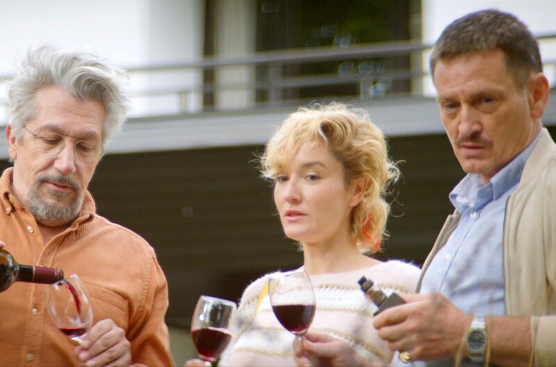 Unglaublich, aber wahr – Bild: Atelier de Production/​Arte France Cinema/​Versus Production /​ Ein Grund zum Feiern: Alain (Alain Chabat, li.) stößt mit seinem Chef Gérard (Benoît Magimel, re.) und dessen Lebensgefährtin Jeanne (Anaïs Demoustier, Mi.) auf seinen  …