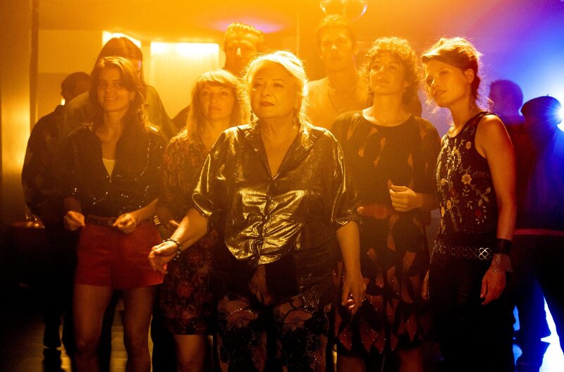 Tralala – Bild: Jérôme Prébois /​ Lili (Josiane Balasko, Mi.) hält „Tralala“ für ihren Sohn, der vor 20 Jahren in den USA verschwand.