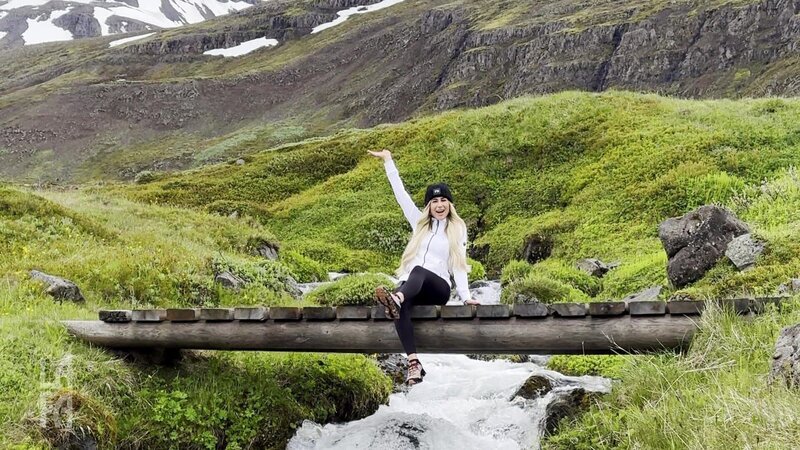 In Island friert sich Fabia auf der (riskanten) Suche nach Wasserfällen den Hintern ab. – Bild: RTL Zwei