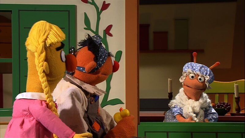 Bert und Ernie bei der von Finchen gespielten Frau Holle. – Bild: NDR/​Sesame Workshop