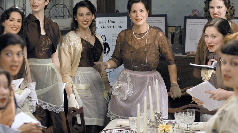 Mona Lisas Lächeln – Bild: 2003 Revolution Studios Distribution Company, LLC./​All rights reserved /​ Bei der Lehrerin Nancy Abbey (Marcia Gay Harden, Mi.) lernen die Studentinnen, wie sie die perfekte Hausfrau werden und ihren Mann glücklich machen können.