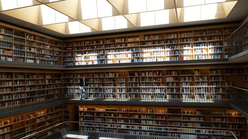 Das neue Studienzentrum der Anna-Amalia-Bibliothek: Der neue Bücherturm im Studienzentrum ist ein Kubus voller Bücher. Das Studienzentrum wurde Anfang 2005 eröffnet. – Bild: MDR/​Joachim Neumann