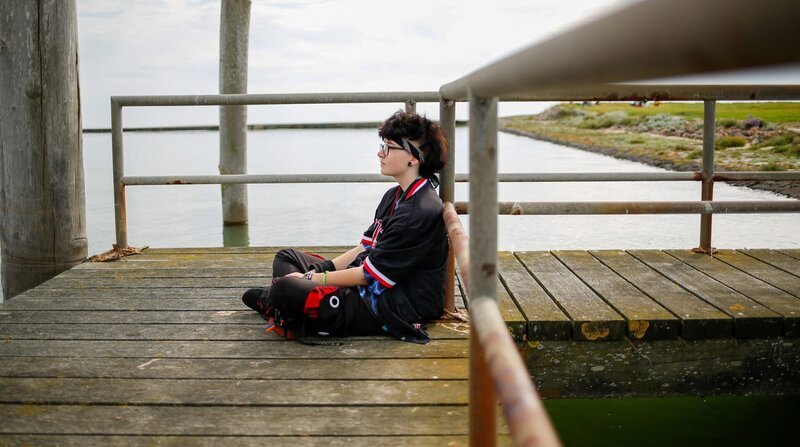 Alex, 17, an seinem Lieblingsplatz auf Hallig Hooge. Alex, geboren als Mädchen, möchte ein Mann sein. – Bild: NDR/Manfred Uhlig/Manfred Uhlig Alex, 17, an seinem Lieblingsplatz auf Hallig Hooge. Alex, geboren als Mädchen, möchte ein Mann sein. – Bild: NDR/Manfred Uhlig/Manfred Uhlig