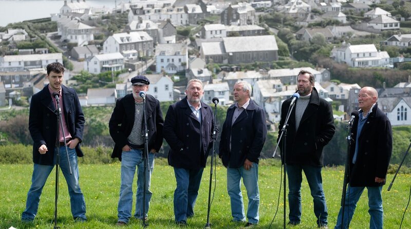Der Shantychor von Port Isaac singt im Fernsehen. – Bild: ARD Degeto/BR/Fisherman Films Ltd 2018 All rights reserved Der Shantychor von Port Isaac singt im Fernsehen. – Bild: ARD Degeto/BR/Fisherman Films Ltd 2018 All rights reserved