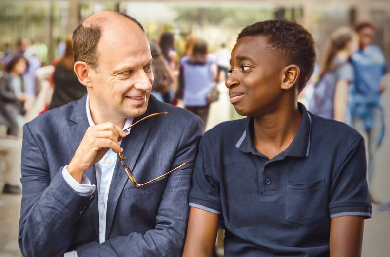 Monsieur Foucault und seine Schüler – Bild: Pascal Chantier/​Pathé /​ Ob sie voneinander lernen konnten? Am Ende des Schuljahres hat Seydou (Abdoulaye Diallo, re.) noch einige Fragen an seinen Lehrer François Foucault (Denis Podalydès, li.).