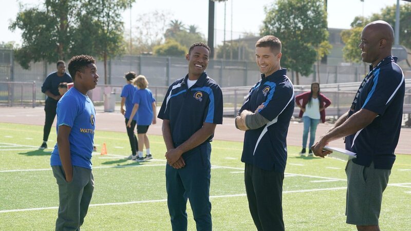 Officer Bradford (Eric Winter, 2. v. r.) und sein Rookie Jackson West (Titus Making Jr, 2. v. l.) sollen als freiwillige Football Trainer im Rahmen eines Community Policing Projektes aushelfen. – Bild: ZDF und Richard Cartwright./​Richard Cartwright