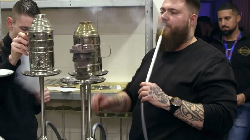 In Deutschland gibt es über 6000 Shisha-Bars – das sind mehr als alle Filialen von McDonald’s, Burger King und alle deutschen Kinos zusammen. Ein riesiger Markt, der viele lockt. – Bild: ZDF und Dunja Keuper./​Dunja Keuper