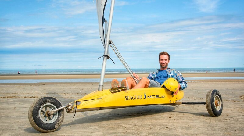 Daniel Aßmann in einem Strandsegler an der belgischen Küste. – Bild: WDR/​Norman Born