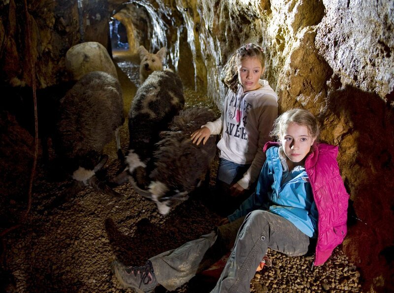 Greta (Enya Elstner, vorne) und Chiara (Anouk Bödeker, hinten) landen bei ihrer Bergtour in einem unheimlichen stillgelegten Bergwerk. – Bild: SWR/​Maria Wiesler