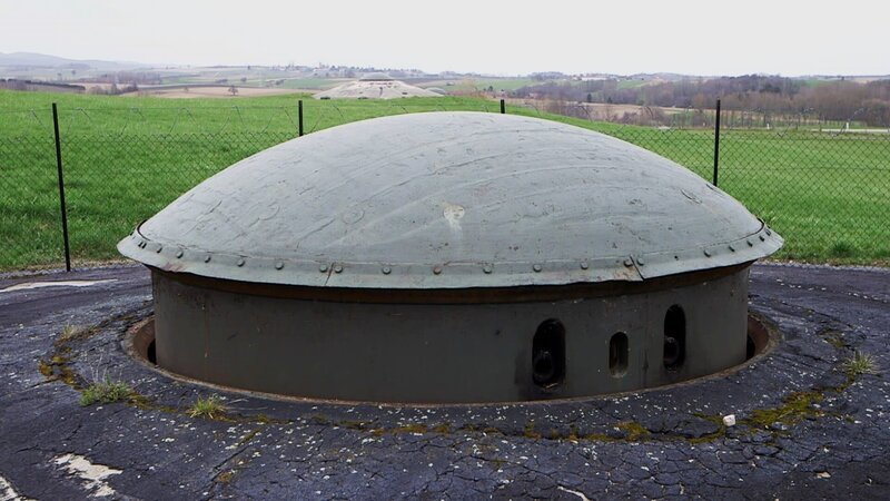 Typisch für die Maginot-Linie: die kleinen hydraulischen Türme. 150 Stück gab es von ihnen, sie konnten sich um 360 Grad drehen. – Bild: ZDF und Damien Saugues./Damien Saugues Typisch für die Maginot-Linie: die kleinen hydraulischen Türme. 150 Stück gab es von ihnen, sie konnten sich um 360 Grad drehen. – Bild: ZDF und Damien Saugues./Damien Saugues