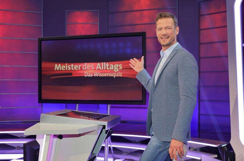 Moderator Florian Weber stellt in seinem SWR Wissensquiz „Meister des Alltags“ die Alltagstauglichkeit seiner prominenten Kandidaten auf die Probe. „Meister des Alltags“ spendet seinen Gewinn einem guten Zweck. Moderation Florian Weber – Bild: SWR/​Peter A. Schmidt /​ SWR Presse/​Bildkommunikation