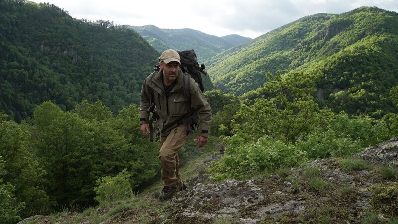 Ed Stafford climbing hills. – Bild: International Networks /​ Discovery Communications