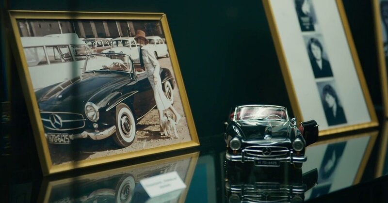In der Kriminaltechnischen Lehrsammlung der Polizei Frankfurt/​Main wird der Fall Nitribitt ausgestellt. Ihr Markenzeichen: ein 190er SL Mercedes Cabrio. – Bild: ZDF und André Götzmann./​André Götzmann