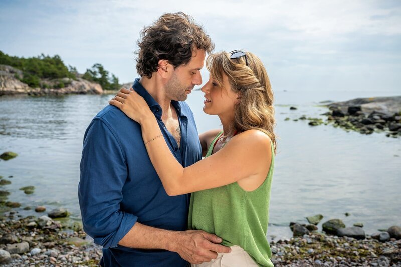 Nachdem Rasmus (Kai Schumann) sein Manuskript beendet hat, verbringen Ebba (Eva-Maria Grein von Friedl) und er eine ereignisreiche Woche. – Bild: ZDF und Ralf Wilschewski