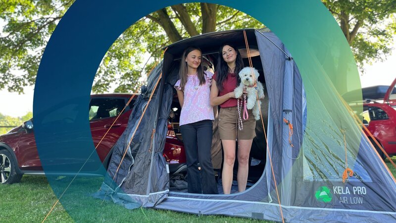 Kleinwagen mit Zeltanbau: Gekocht wird im Kofferraum, geschlafen im Zelt. So wird selbst ein Fiesta zum Campingmobil. – Bild: ZDF und Marie Koytek.