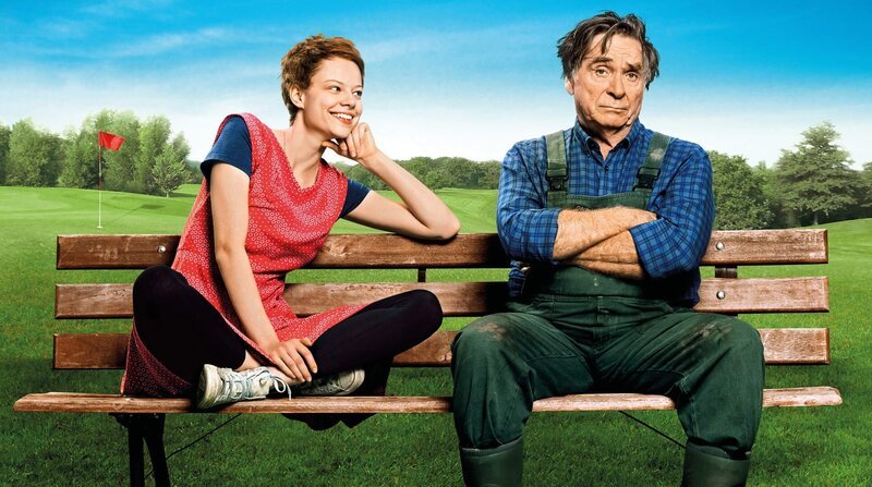 Ein ungleiches Gespann: die rebellische Gutsherrentochter Philomena (Emma Bading) und der bodenständige Gärtner „Schorsch“ Kempter (Elmar Wepper). – Bild: ARD Degeto/BR/Majestic Filmverleih GmbH/Bernd Schuller Ein ungleiches Gespann: die rebellische Gutsherrentochter Philomena (Emma Bading) und der bodenständige Gärtner „Schorsch“ Kempter (Elmar Wepper). – Bild: ARD Degeto/BR/Majestic Filmverleih GmbH/Bernd Schuller