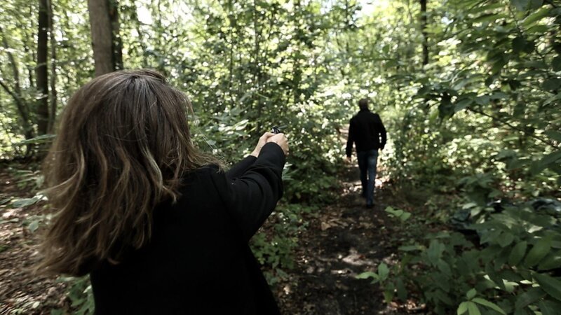 Monatelang veruntreut Bettina Beau Firmengelder. Als der Diebstahl aufzufliegen droht, tötet sie ihren Chef. – Bild: ZDF und Maxime Bouffard./​Maxime Bouffard