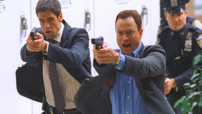 Detective Don Flack (Eddie Cahill, l.) und Detective Mac Taylor (Gary Sinise) gehen auf Mörderjagd durch die Straßen New Yorks. – Bild: MG RTL D /​ CBS