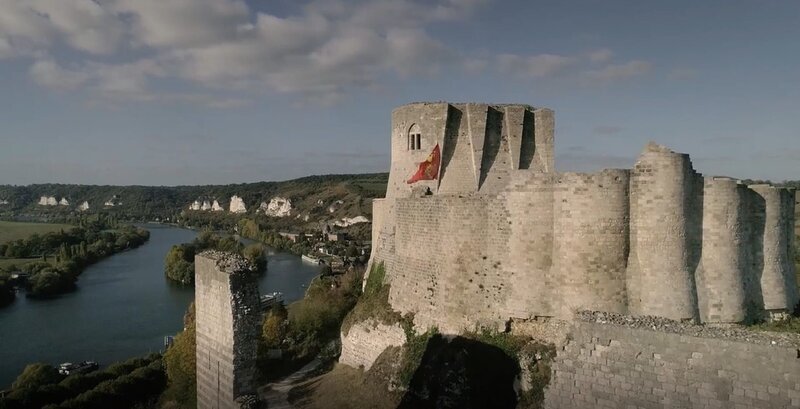 Richard Löwenherz, der legendäre englische König, lässt eine Superburg in der Normandie erbauen: Bald ist seine Burg Gaillard Schauplatz erbitterter Kämpfe mit König Philipp II. von Frankreich. – Bild: ZDF und Guillaume Taverne